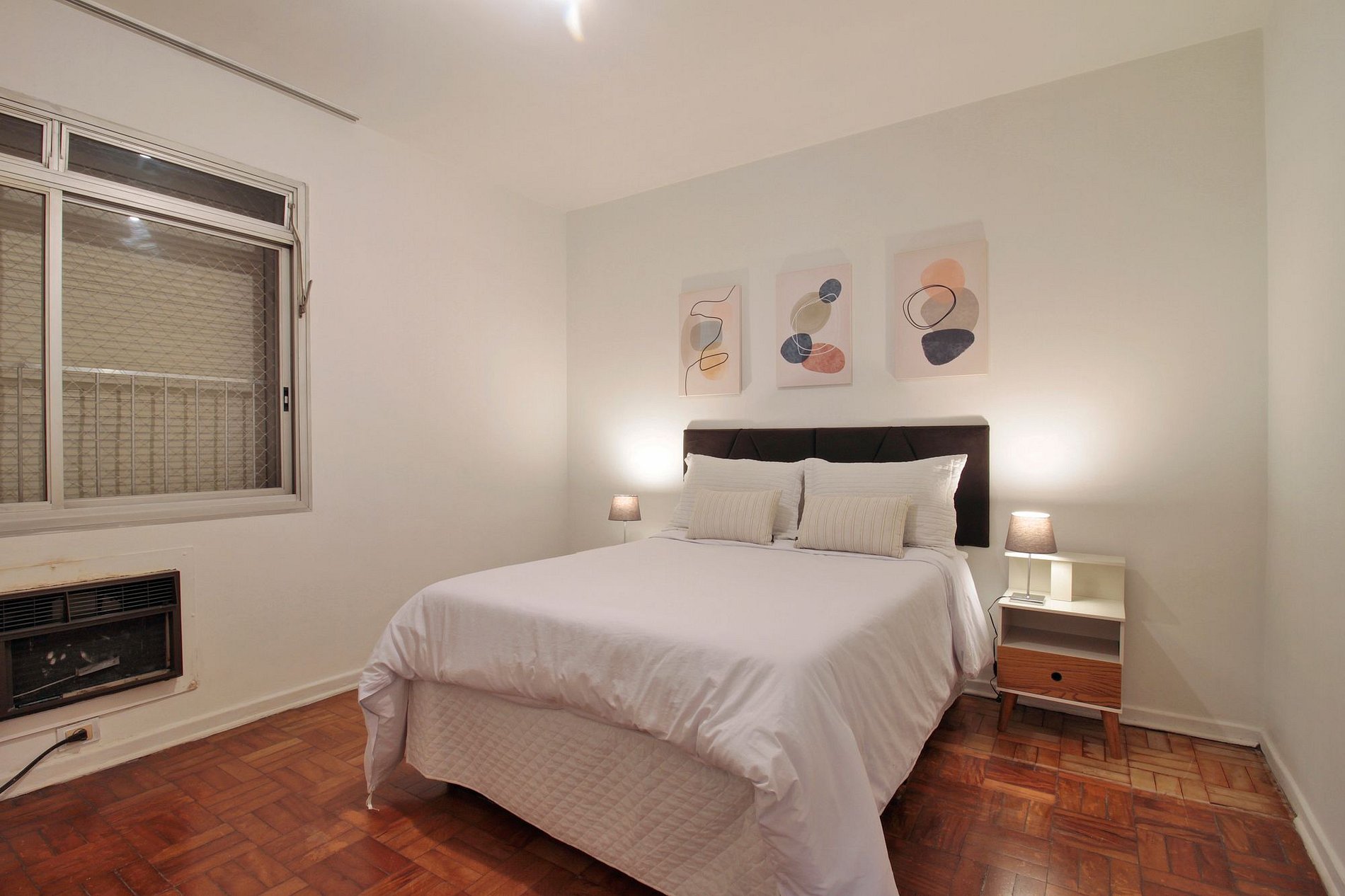 Segundo quarto mobiliado, com cama queen, criados-mudos e ar-condicionado